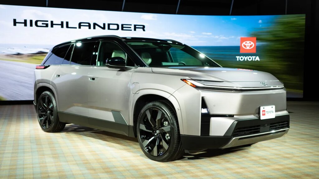 Toyota Highlander Design Takes No Risks Because EVs Are Already a Gamble Toyota Highlander Design Takes No Risks Because EVs Are Already a Gamble