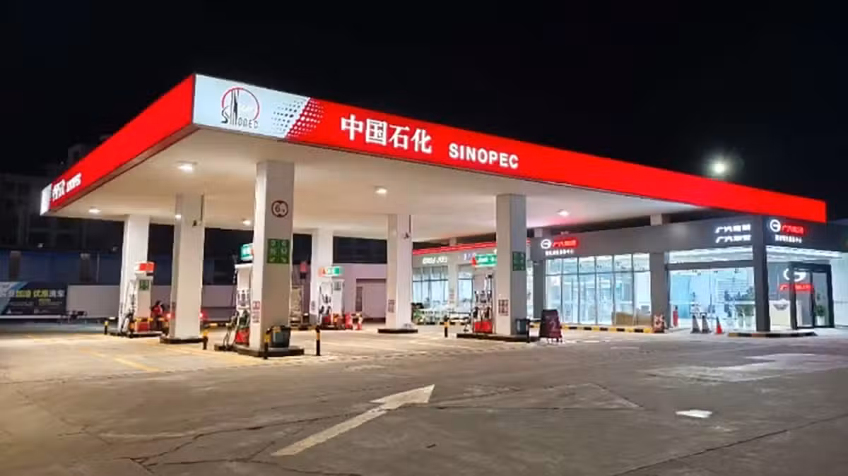 GAC partners with Sinopec to sell cars at gas stations A Sinopec gas station with a GAC sales point in Zhanjiang, Guangdong.