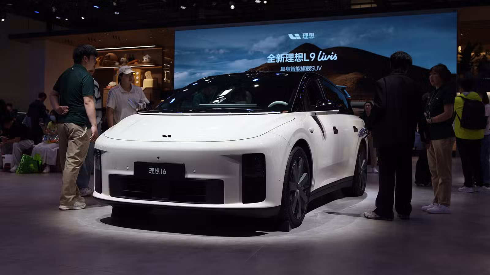 Li Auto delivers 33,350 vehicles in May, down 18% year-on-year Li Auto delivers 33,350 vehicles in May, down 18% year-on-year