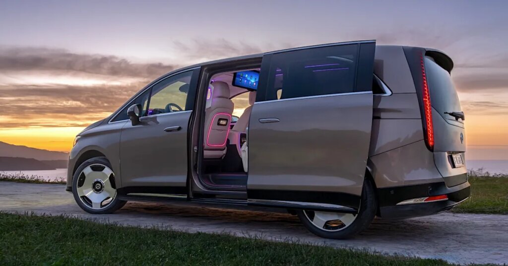 New Mercedes van combines limo luxury with lots of legroom New Mercedes van combines limo luxury with lots of legroom