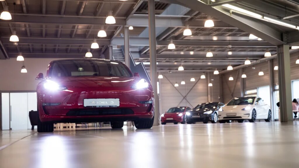 Carmakers Don’t Think They Should Have to Fix Blindingly Bright Headlights Carmakers Don't Think They Should Have to Fix Blindingly Bright Headlights