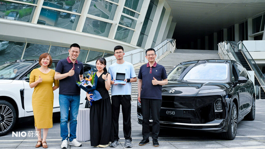Nio founder, chairman, and CEO William Li (second from left) and the company’s co-founder and president Qin Lihong (first from right) delivered vehicles to the first five customers of the five-seat ES8.