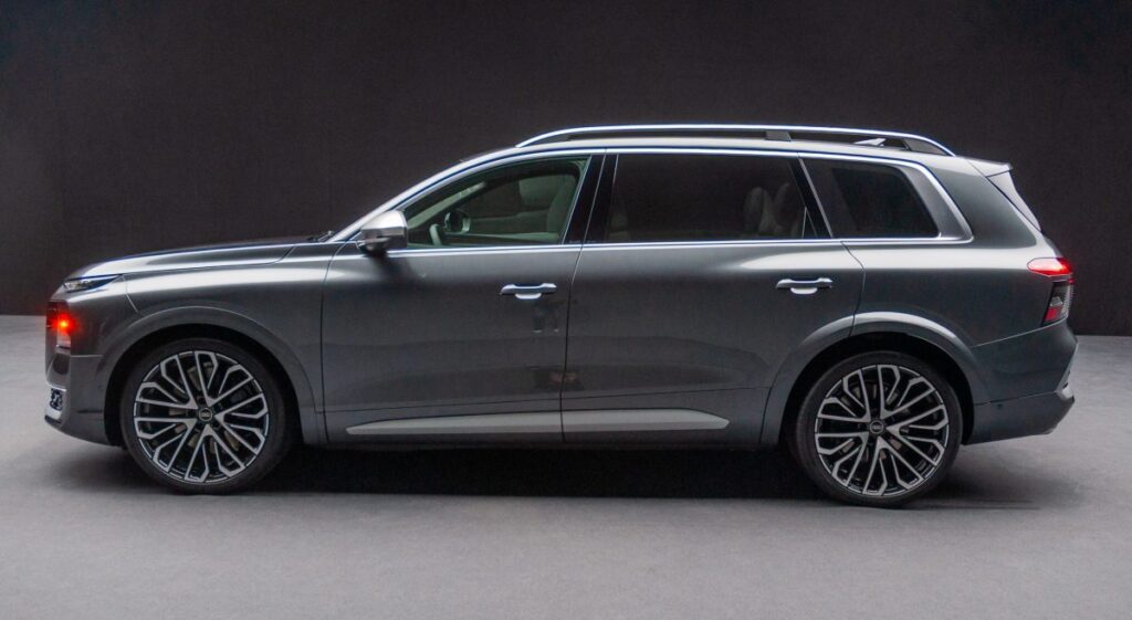 Audi CEO Admits New Flagship SUV Almost Got Those Electronic Door Handles Nobody Asked For Audi CEO Admits New Flagship SUV Almost Got Those Electronic Door Handles Nobody Asked For