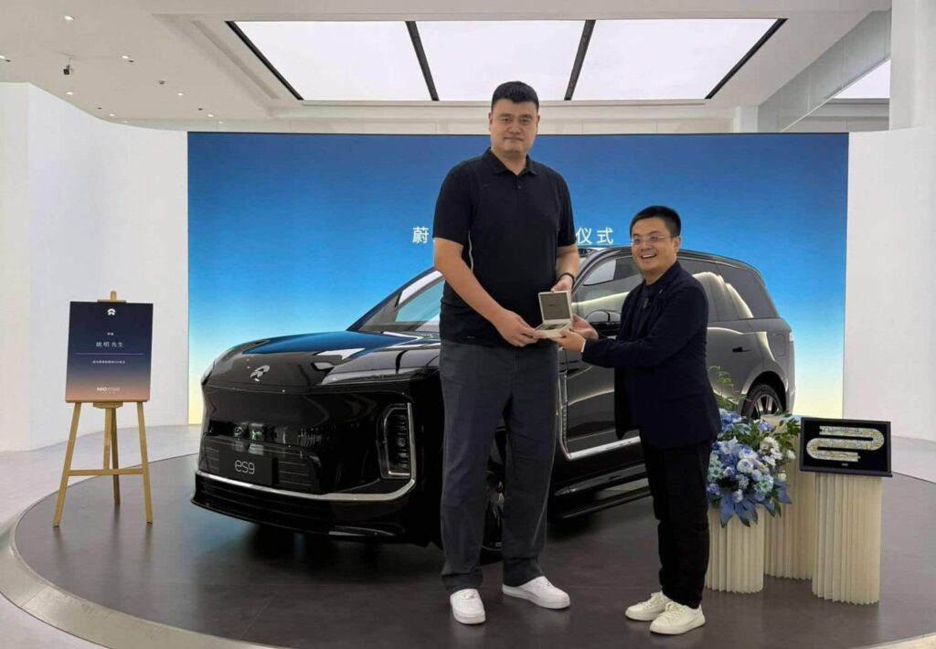 Xia Qinghua (right), general manager of Nio's Shanghai regional office, handed over the Nio ES9 to Yao Ming.
