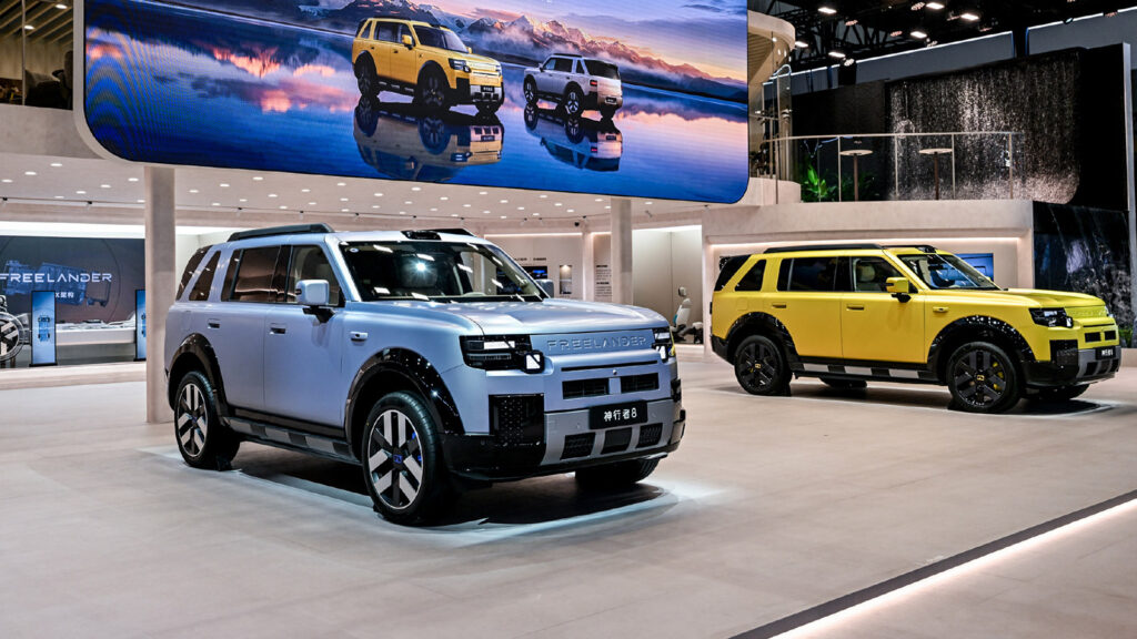 Blue and yellow Freelander 8 SUVs displayed at the 2026 Chengdu auto show.