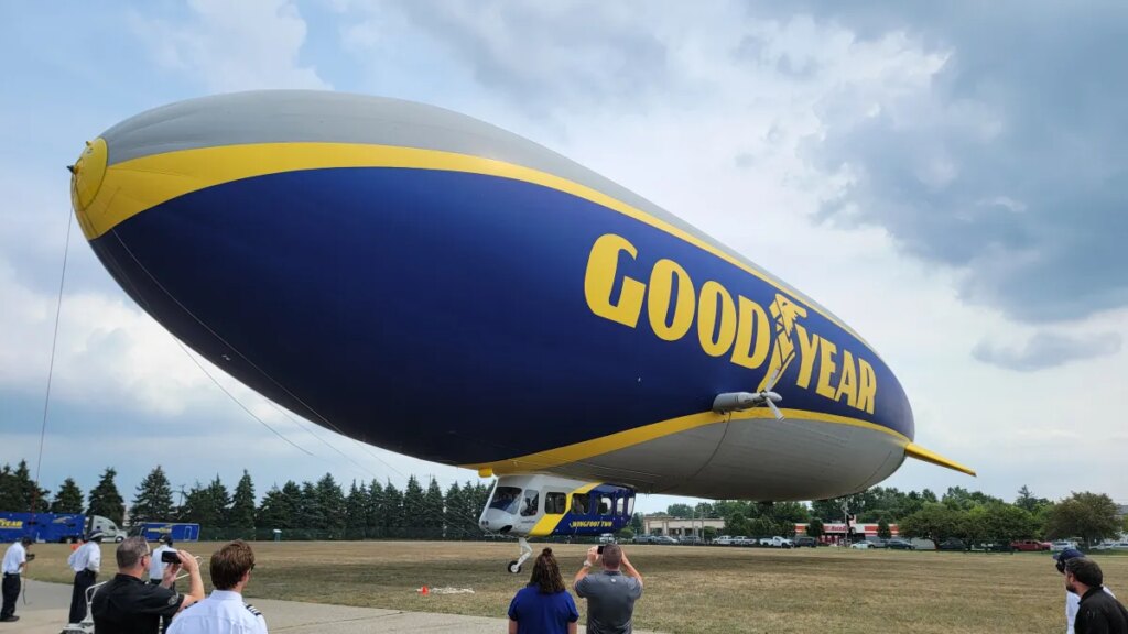 Flying in the Goodyear Blimp: Surprisingly Boat-Like Flying in the Goodyear Blimp: Surprisingly Boat-Like