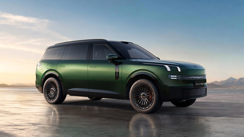 Green Lynk & Co 900 flagship SUV shown in a front three-quarter view against a coastal backdrop.