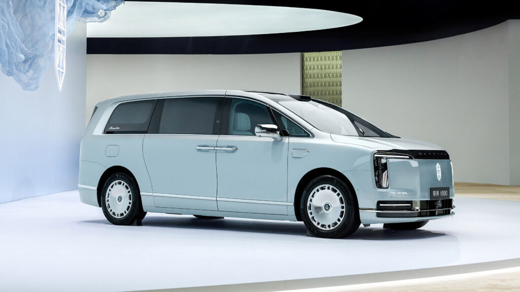 Huawei-backed Maextro launches 2 luxury MPVs to take on Toyota Alphard, Lexus LM Maextro V800.