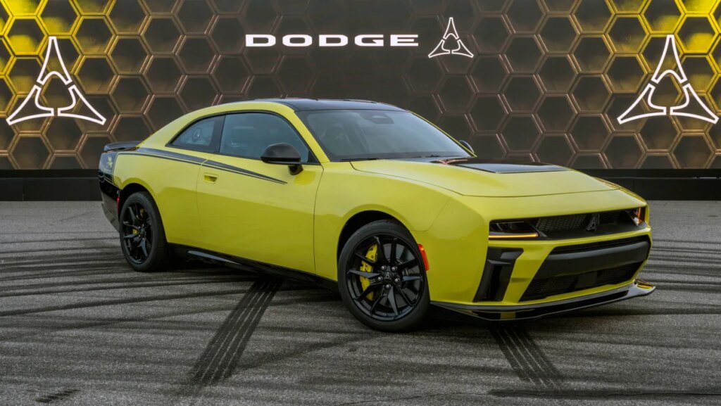 New Dodge Charger Super Bee Launch Edition – pictures New Dodge Charger Super Bee has a 600bhp sting in its tail