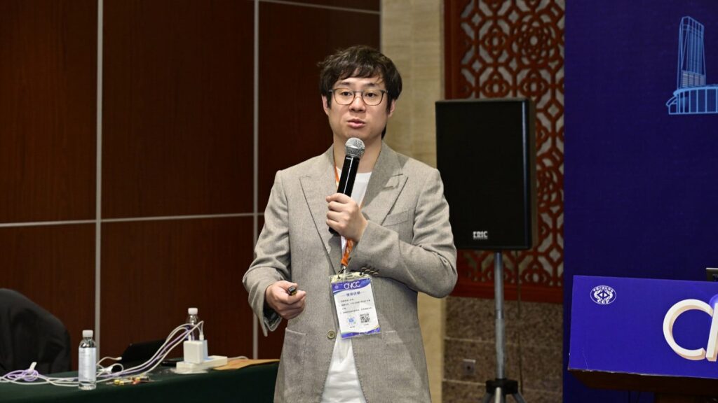 Ren Shaoqing delivers a presentation at a technical forum on AI applications in intelligent electric vehicles during the 2025 China Computer Congress.
