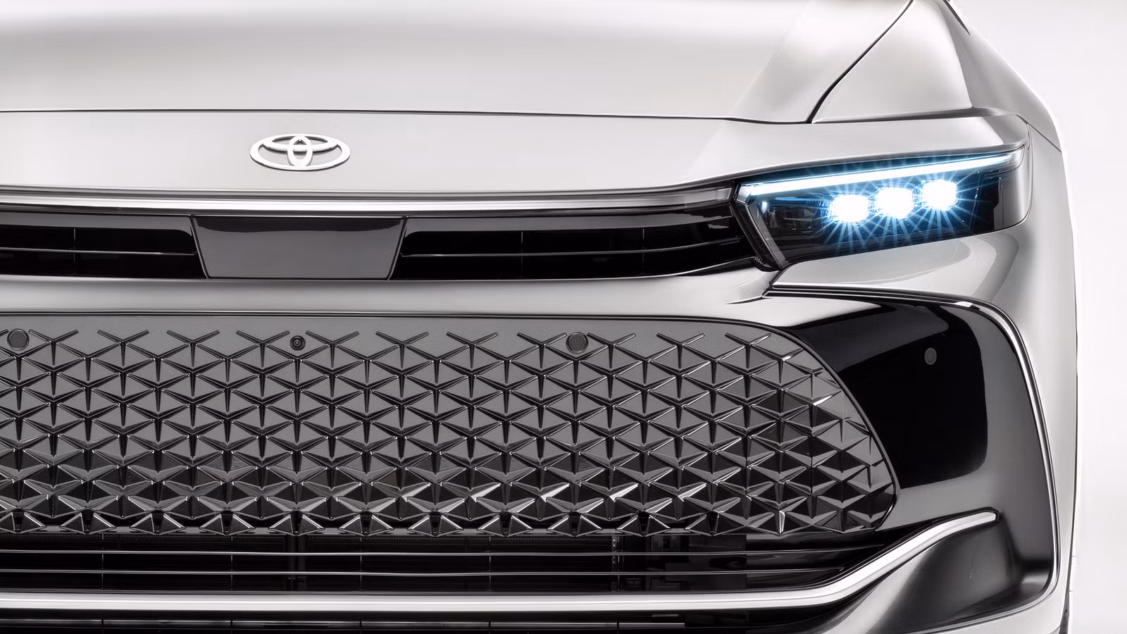 The Struggling Toyota Crown’s Main Rival Comes From Within Toyota’s Own Ranks The Struggling Toyota Crown's Main Rival Comes From Within Toyota's Own Ranks