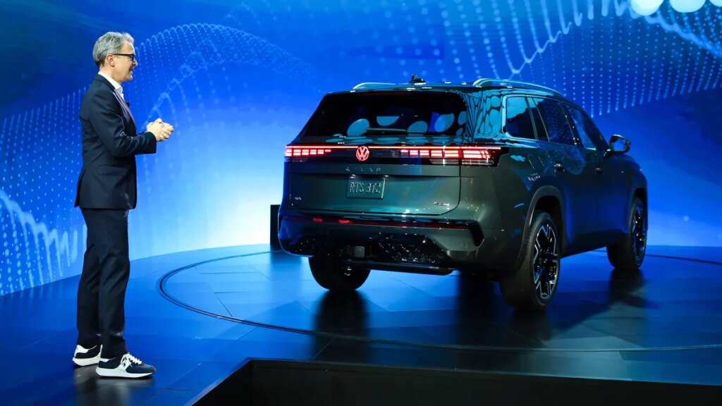VW US CEO Rumors, Jeep Cherokee Trailhawk, Owners Ignore Passenger Screens