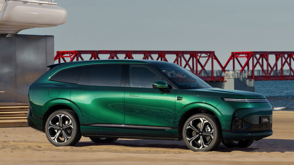 Side profile of the green Xpeng G9L.