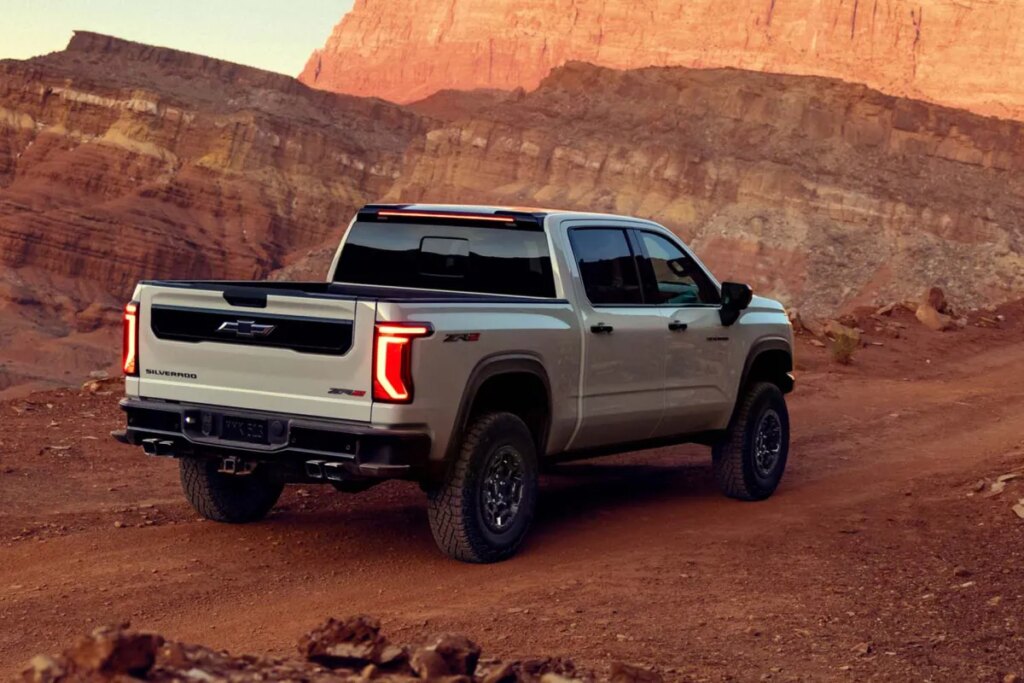 2027 Chevy Silverado ZR2 Really Wants To Be a Baja-Bashing Cadillac 2027 Chevy Silverado ZR2 Really Wants To Be a Baja-Bashing Cadillac