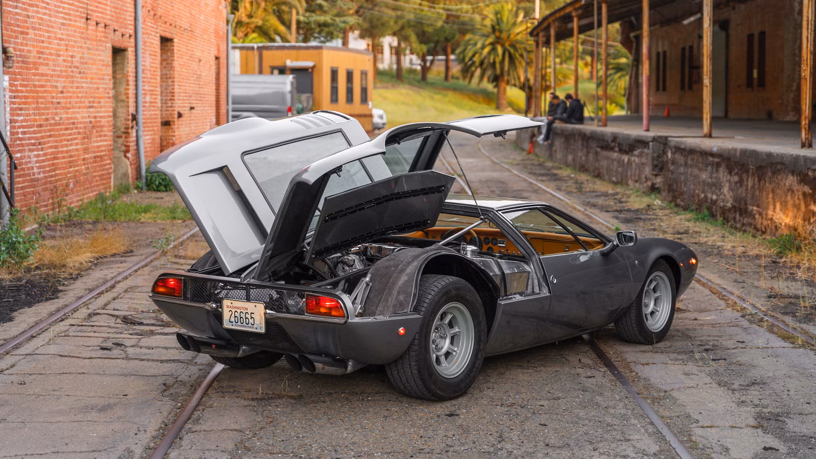 De Tomaso Built A Mid-Engine V8 Supercar With Gullwing Doors Just To Spite Carroll Shelby De Tomaso Built A Mid-Engine V8 Supercar With Gullwing Doors Just To Spite Carroll Shelby