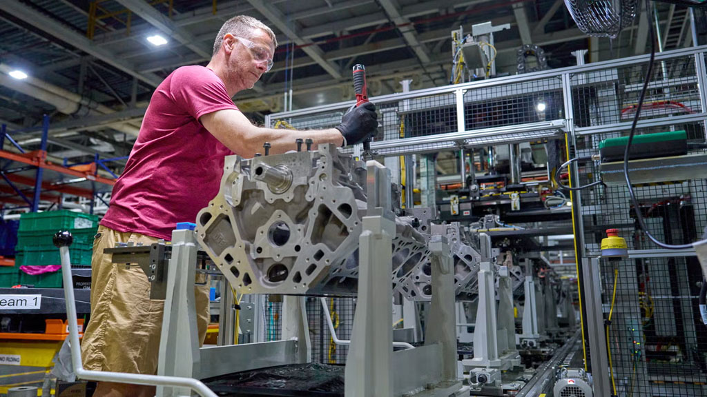 GM’s New 5.7-Liter and 6.6-Liter V8 Engines Bring More Muscle to the 2027 Silverado and Sierra : Automotive Addicts GM’s New 5.7-Liter and 6.6-Liter V8 Engines Bring More Muscle to the 2027 Silverado and Sierra : Automotive Addicts