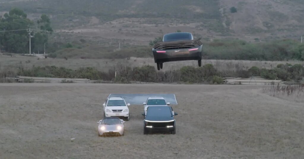 Alef's electric flying car flies over the Tesla Roadster [Video]