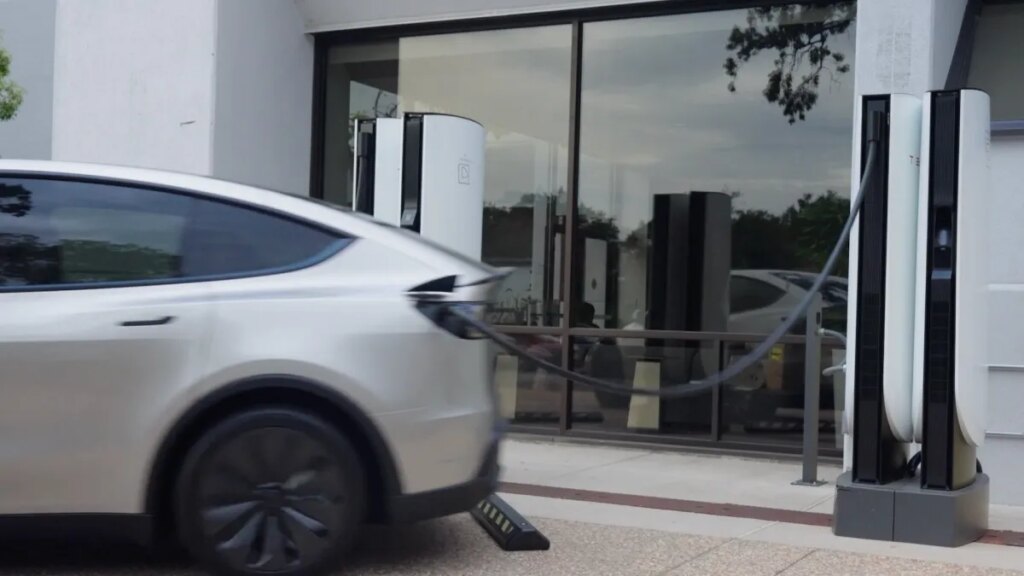Tesla Adds Emergency Feature So You Can Drive Away From Supercharger Without Unplugging