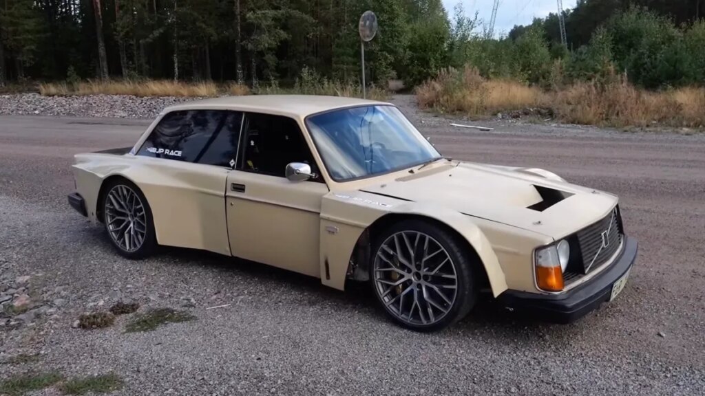 This 1975 Volvo 240 Is a Mid-Engine, Twin-Turbo Lambo V8 Underneath. And It's Still AWD