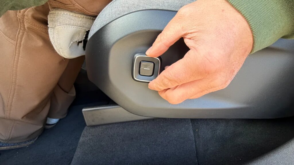 Volvo Dumbed-Down Seat Adjustment Knobs And I Actually Really Like It Volvo Dumbed-Down Seat Adjustment Knobs And I Actually Really Like It